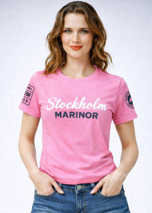 Modell bär rosa Stockholm Marinor t-shirt med maritima tryck