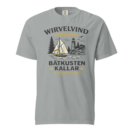 Grå Wirvelvind t-shirt med nordiskt kustmotiv och segelbåt, framifrån