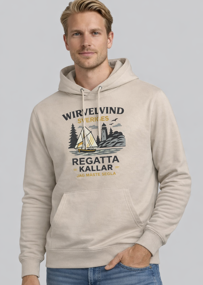 Beige ekologisk hoodie med Wirvelvind Båtkusten kallar-tryck, framifrån