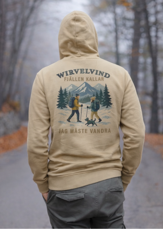 Ekologisk hoodie i Desert Dust med Wirvelvind-logotyp på bröstet