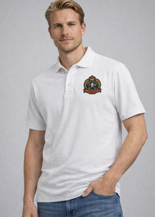 Vit pikétröja med ryggtryck av fyra polospelare till häst