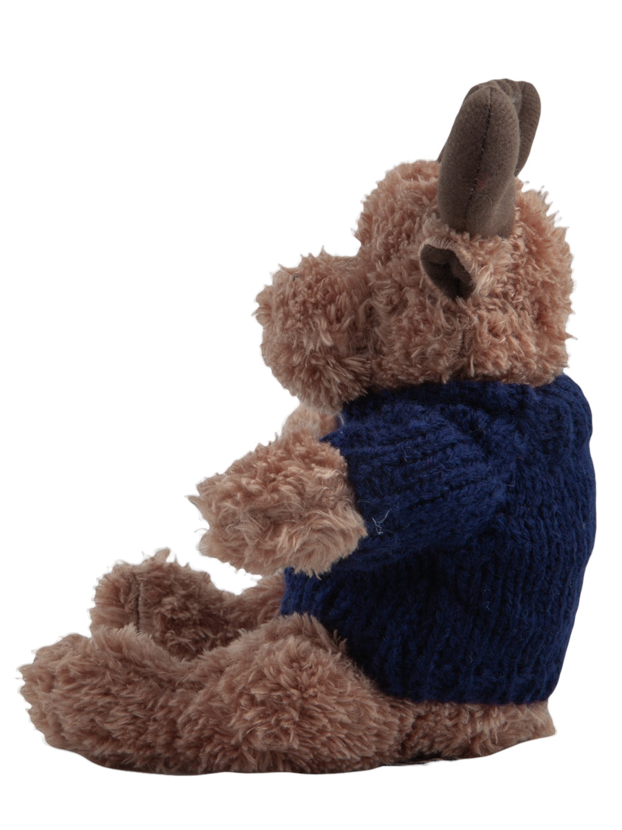 Plyschälg 15 cm med vit stickad Finland-tröja – nordisk souvenir och dekorativ figur. Mörkblå