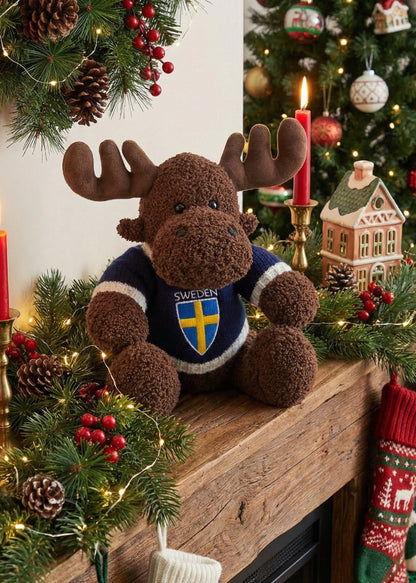Nordisk älgfigur i teddoplysch med blå-gul Sweden-tröja, perfekt som presen
