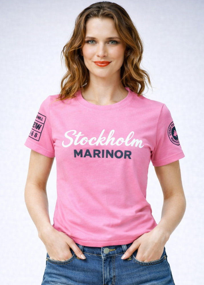Modell bär rosa Stockholm Marinor t-shirt med maritima tryck