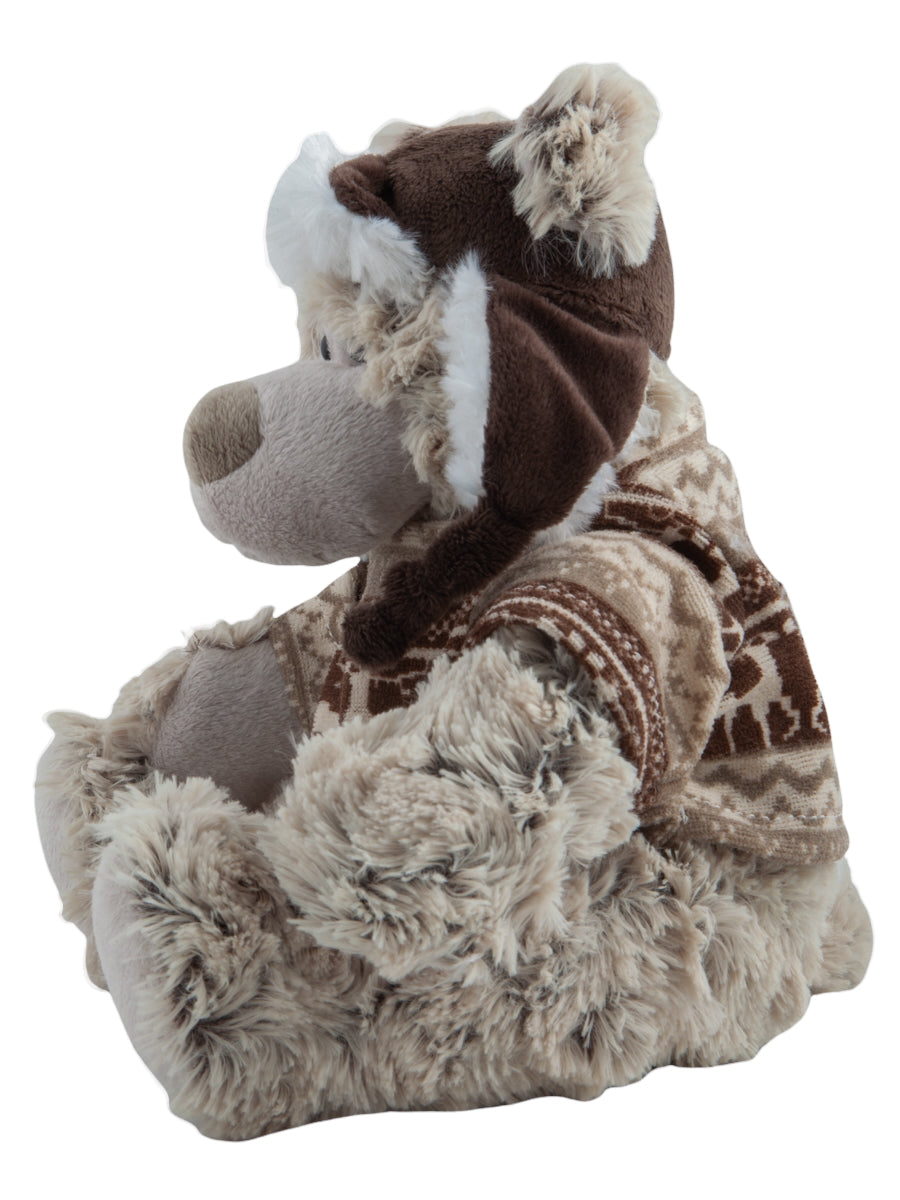 Zijaanzicht pluche hond met winterse pilotenmuts en nordisch tröjmönster – 20 cm gosedjur