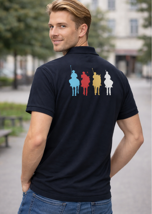 Marinblå piképolo med ryttartryck i fyra färger på ryggen