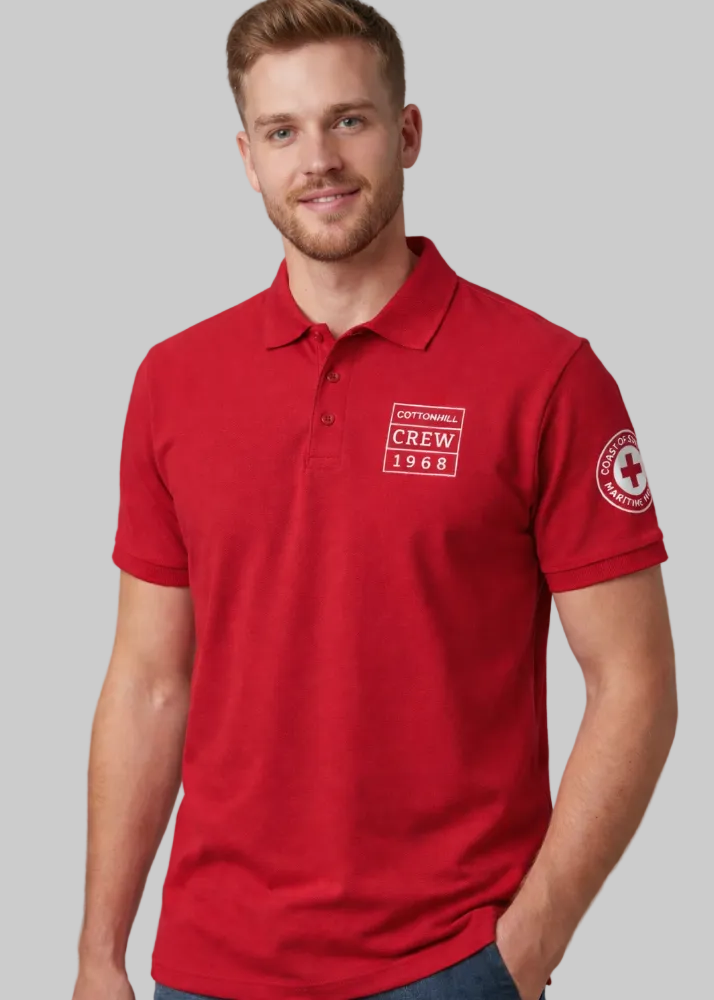 Manlig modell bär rött herr poloshirt i klassisk passform