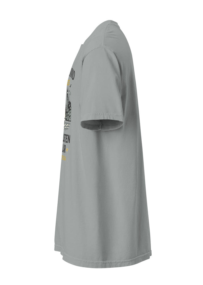 Grå Wirvelvind t-shirt med nordiskt kustmotiv och segelbåt, framifrån